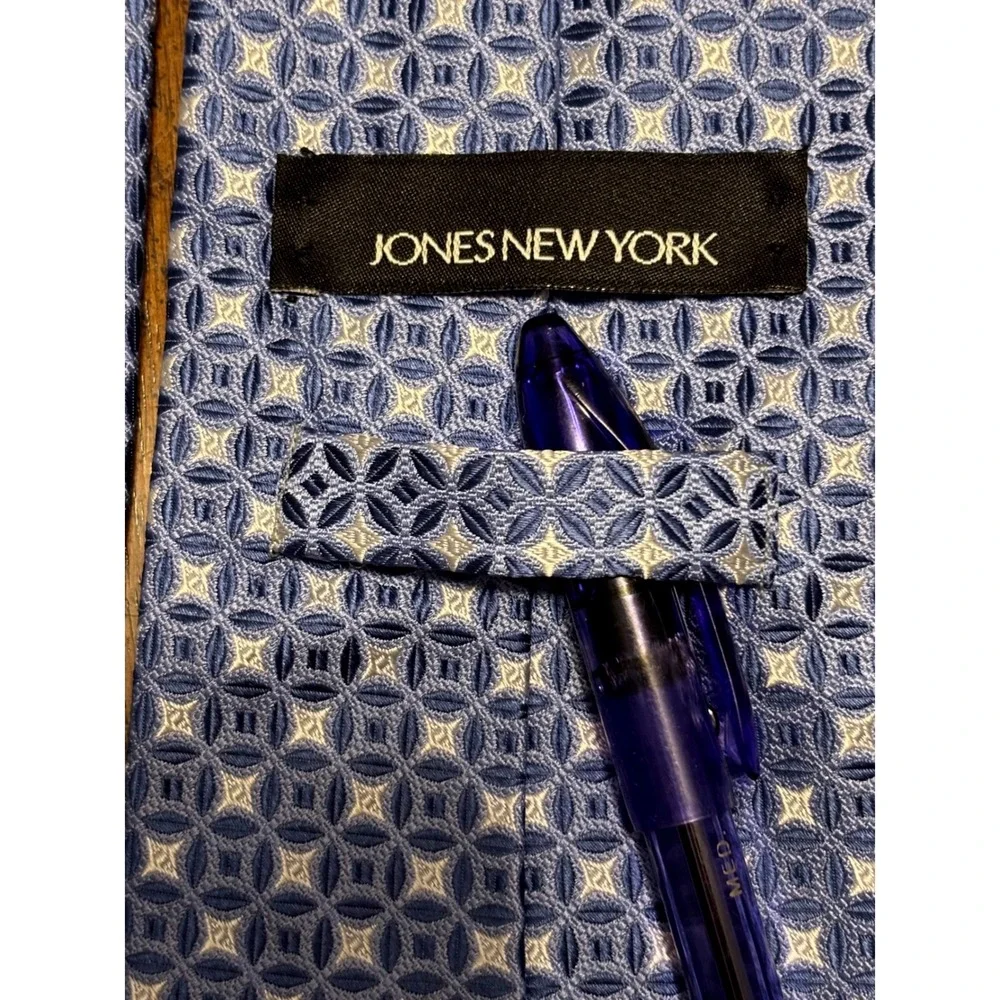 Jones New York Mens Blue White Geometric‎ Medallion 100% Silk Necktie USA Made